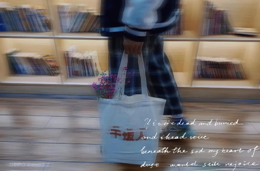 萬圣節福利放送中丨咱就是說，手提“干飯人”帆布袋的小哥哥很難不愛！