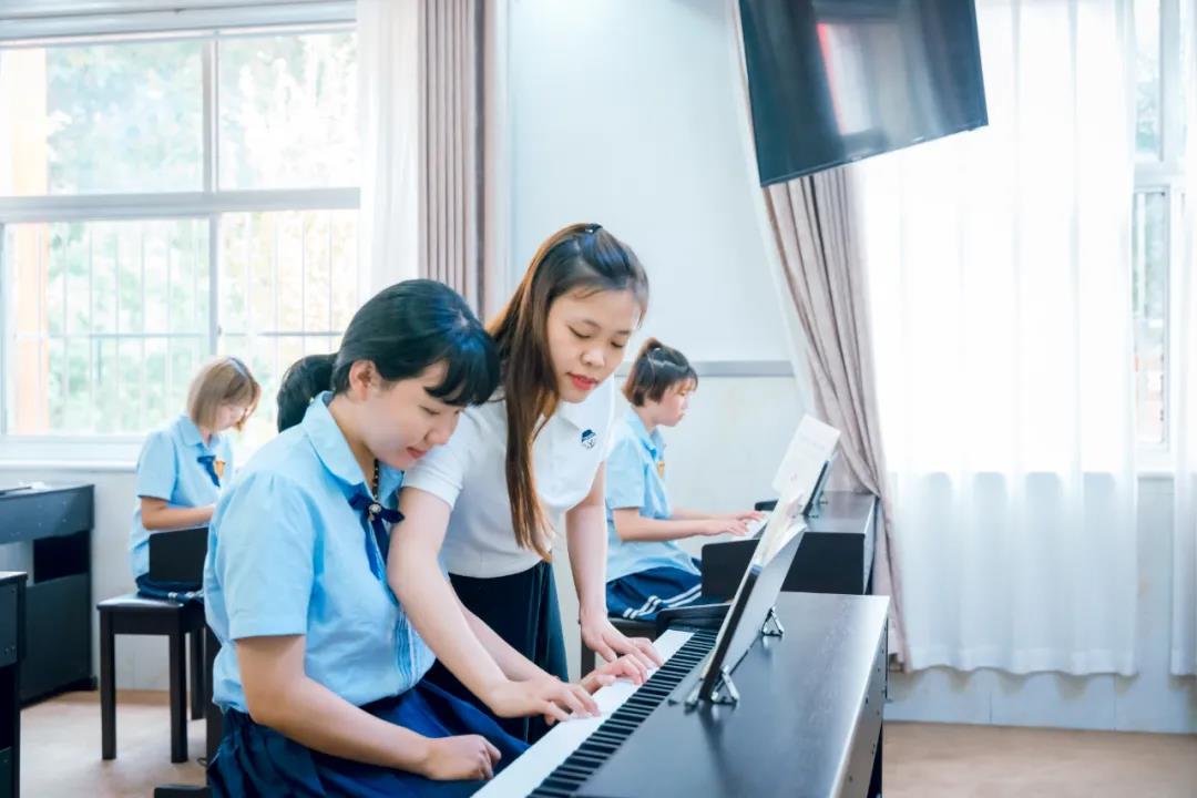 初中畢業女生適合學什么課程？那當然是學幼教！