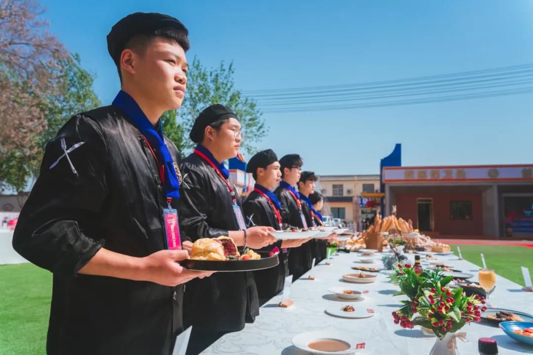 想成為一名西餐廚師，我需要學習多久？