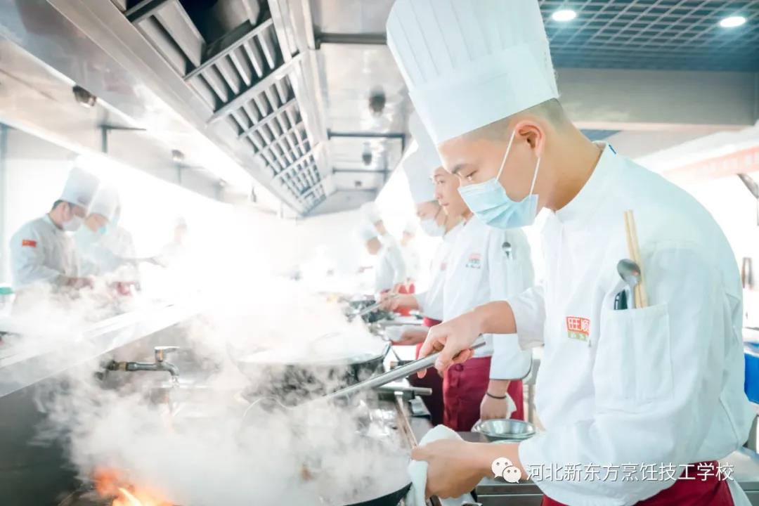 快看！旺順閣爐灶主廚班畢業，企業到校來選拔，學子搭上直通車！
