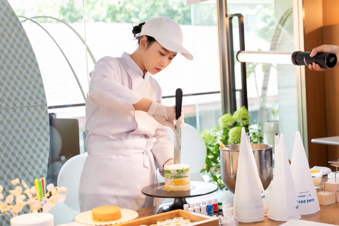 西點裱花魔術師：繪制甜蜜夢想的烘焙藝術家