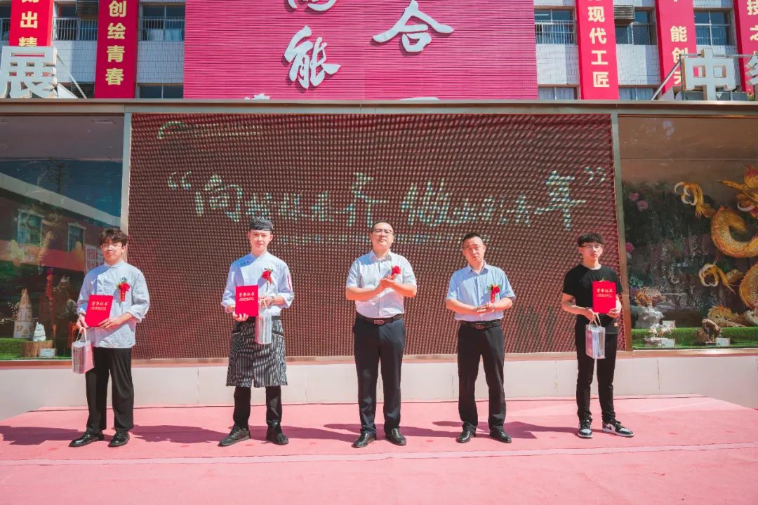 向榜樣看齊，做出彩青年！
