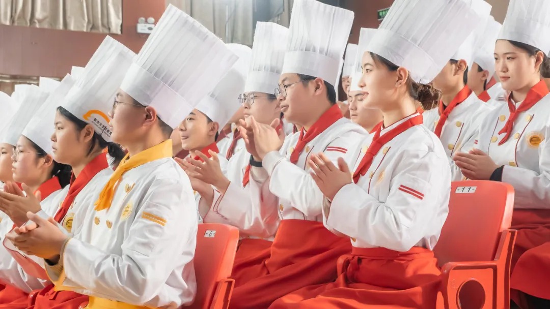 本科生學(xué)廚師是學(xué)籍浪費？不，這是TA們的“人間清醒”！