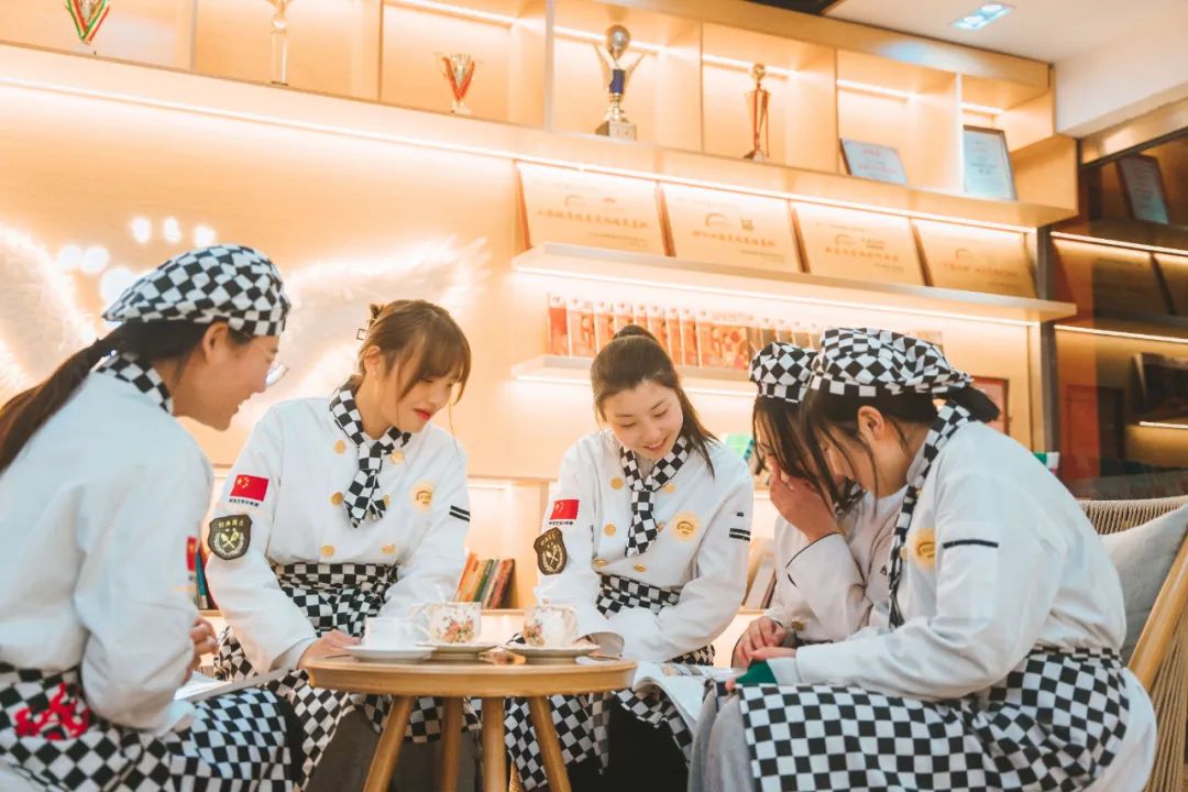初中生不上高中有出路嗎？初中畢業學西點咋樣？